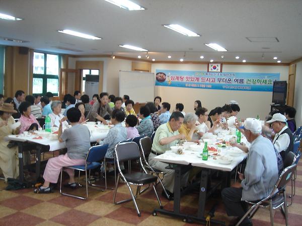 2009년 만수4동 새마을부녀회 독거노인위안잔치 사진
