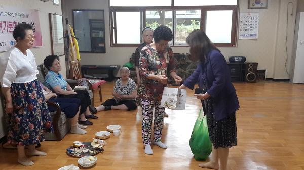 건강한 여름나기 경로당 방문 사진