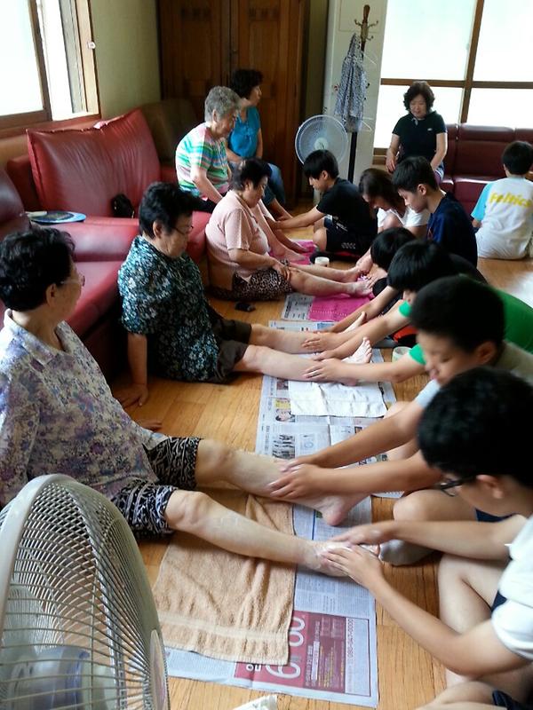 (만수4동)만수중 치사랑봉사단 경로당방문 발맛사지 봉사 사진