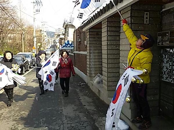 용천마을 태극기 게양 사진