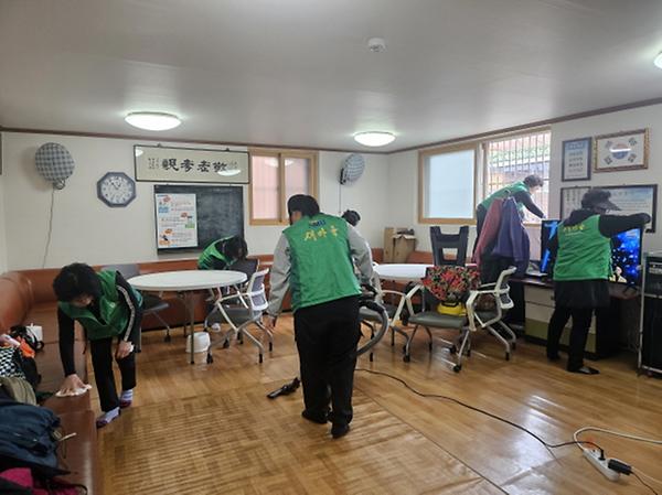 간석2동 새마을부녀회, 봄맞이 경로당 환경정비 및 관내 자율방역 실시 사진