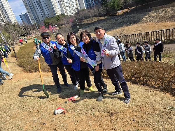 통장자율회 식목일 기념 나무심기행사 참여 사진