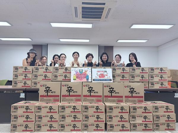 미래행복재단 후원에 동방중 학부모회 봉사 더해져, 논현2동 취약계층 라면 전달 사진