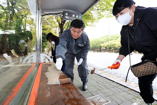 통장연합회 버스정류장 벤치 도색 작업 사진
