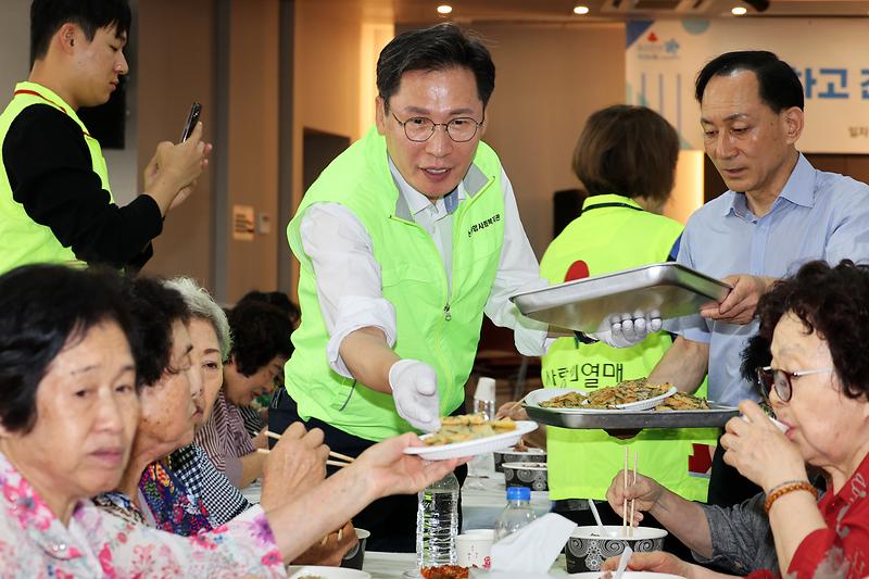 2026.07.15_논현종합사회복지관_마음온기_어울터_현판식_및_초복맞이_삼계탕_나눔_행사_(10).jpg 이미지