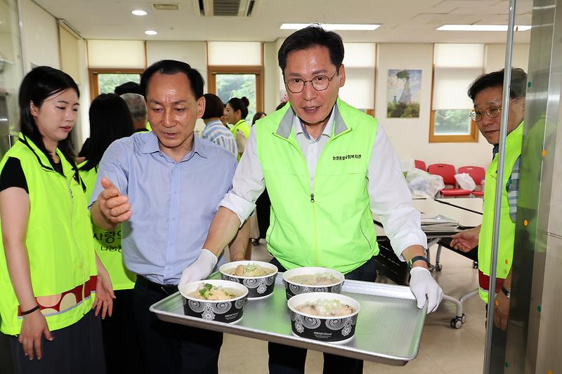 2026.07.15_논현종합사회복지관_마음온기_어울터_현판식_및_초복맞이_삼계탕_나눔_행사_(11).jpg 이미지