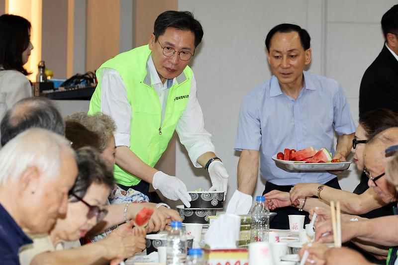 2026.07.15_논현종합사회복지관_마음온기_어울터_현판식_및_초복맞이_삼계탕_나눔_행사_(12).jpg 이미지