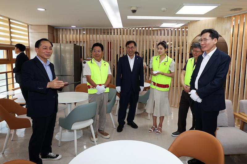 2026.07.15_논현종합사회복지관_마음온기_어울터_현판식_및_초복맞이_삼계탕_나눔_행사_(4).jpg 이미지